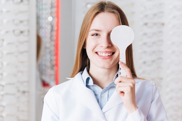 Photo portrait of woman doing test of eye vision