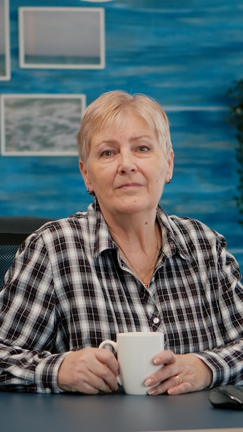 Photo portrait of a woman drinking coffee