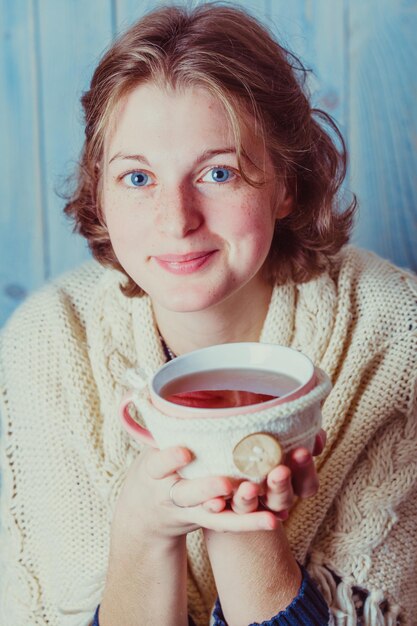 Photo portrait of woman drinking coffee