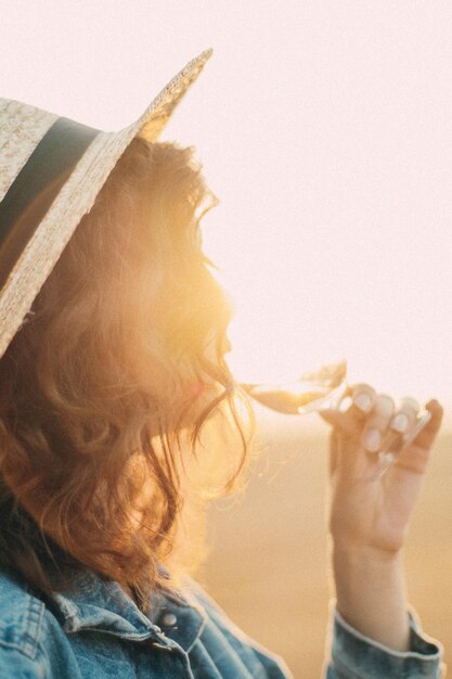 Foto ritratto di una donna che beve caffè