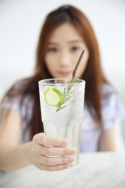 グラスを飲んでいる女性の肖像画