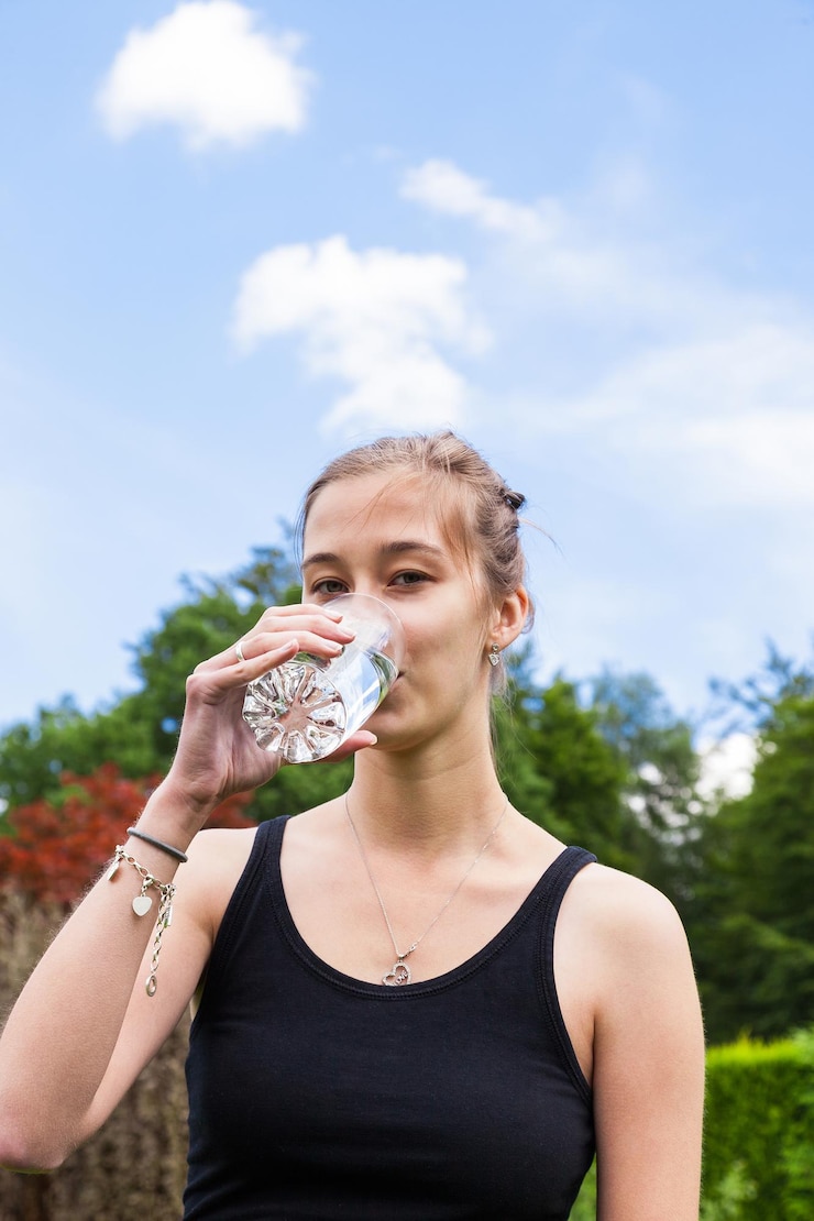 Photo portrait of woman drinking water