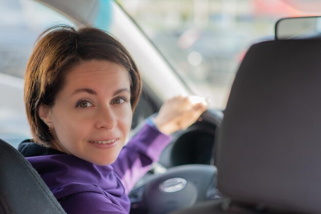 Photo portrait of woman driving car