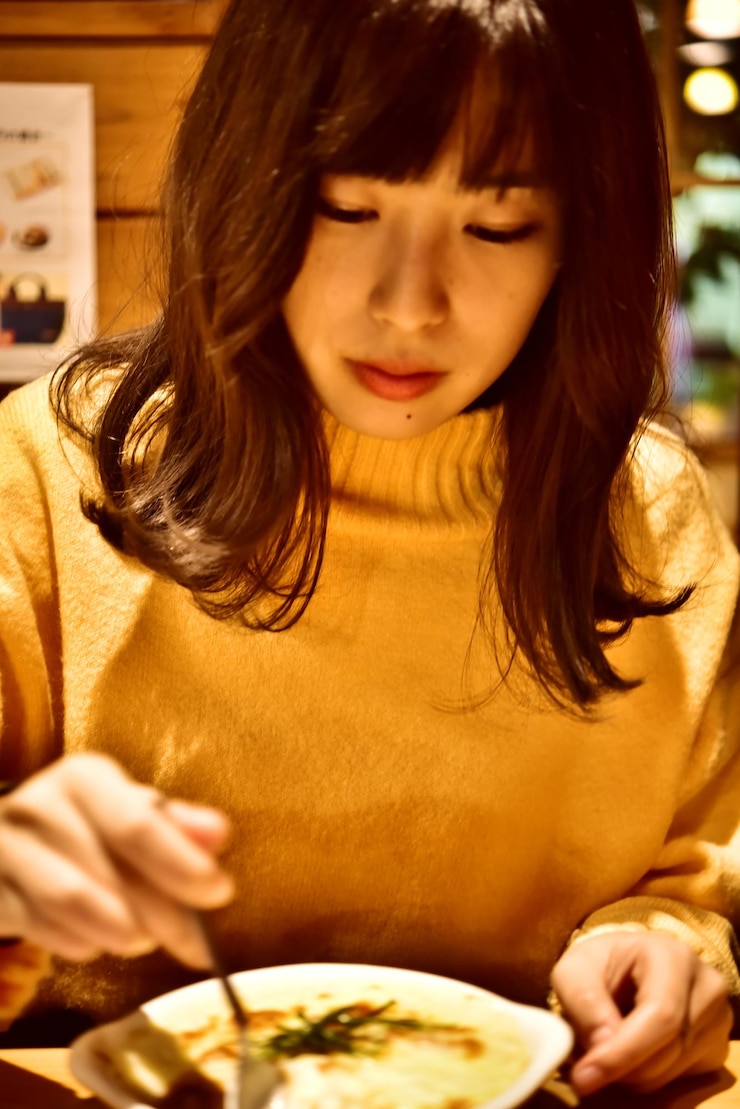 Photo 食べ物を食べている女性の肖像画