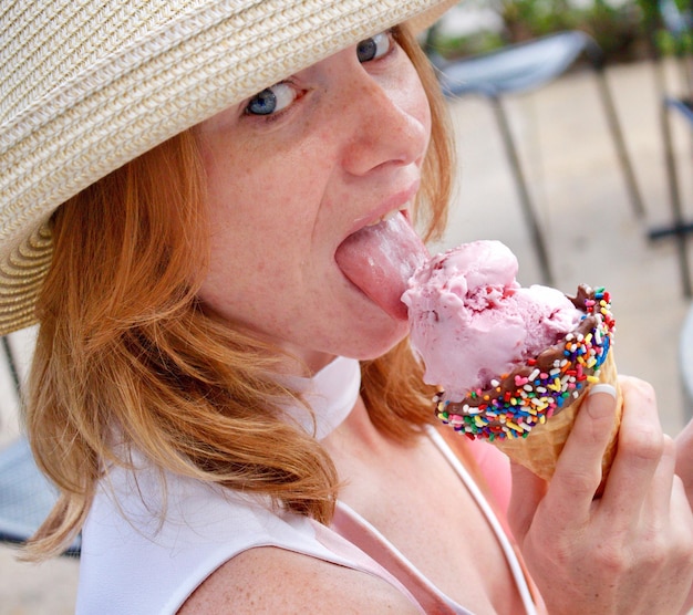 Photo portrait of woman eating ice cream outdoors