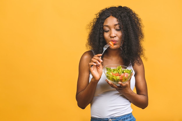 サラダを食べる女性の肖像画