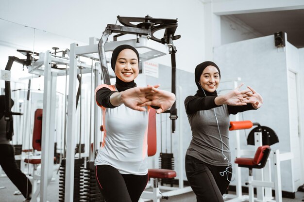 Portrait of woman exercising in gym