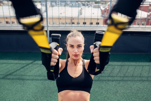 Foto ritratto di una donna che si esercita in palestra