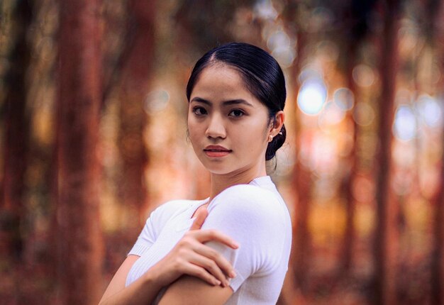 Photo portrait of woman in forest