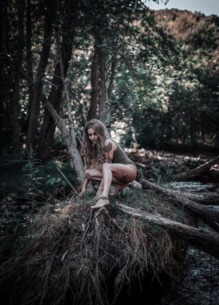 Foto ritratto di una donna nella foresta