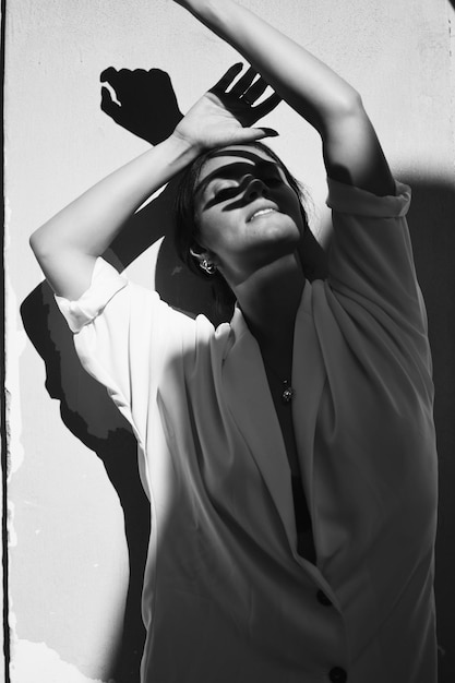 Photo portrait of woman gesturing standing by wall