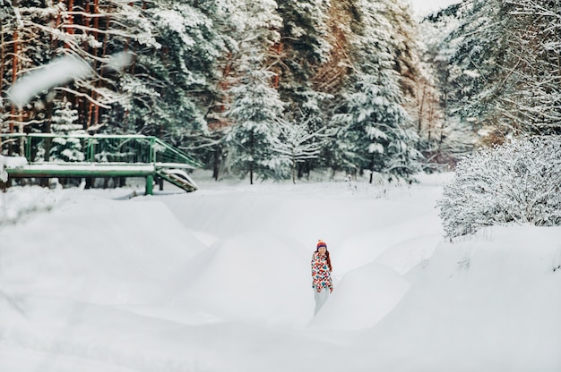 冬の森の灰色の服を着た女性の肖像画。新年の雪に覆われた森の少女。