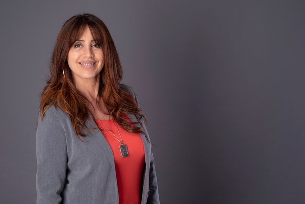 Photo portrait of a woman on grey background