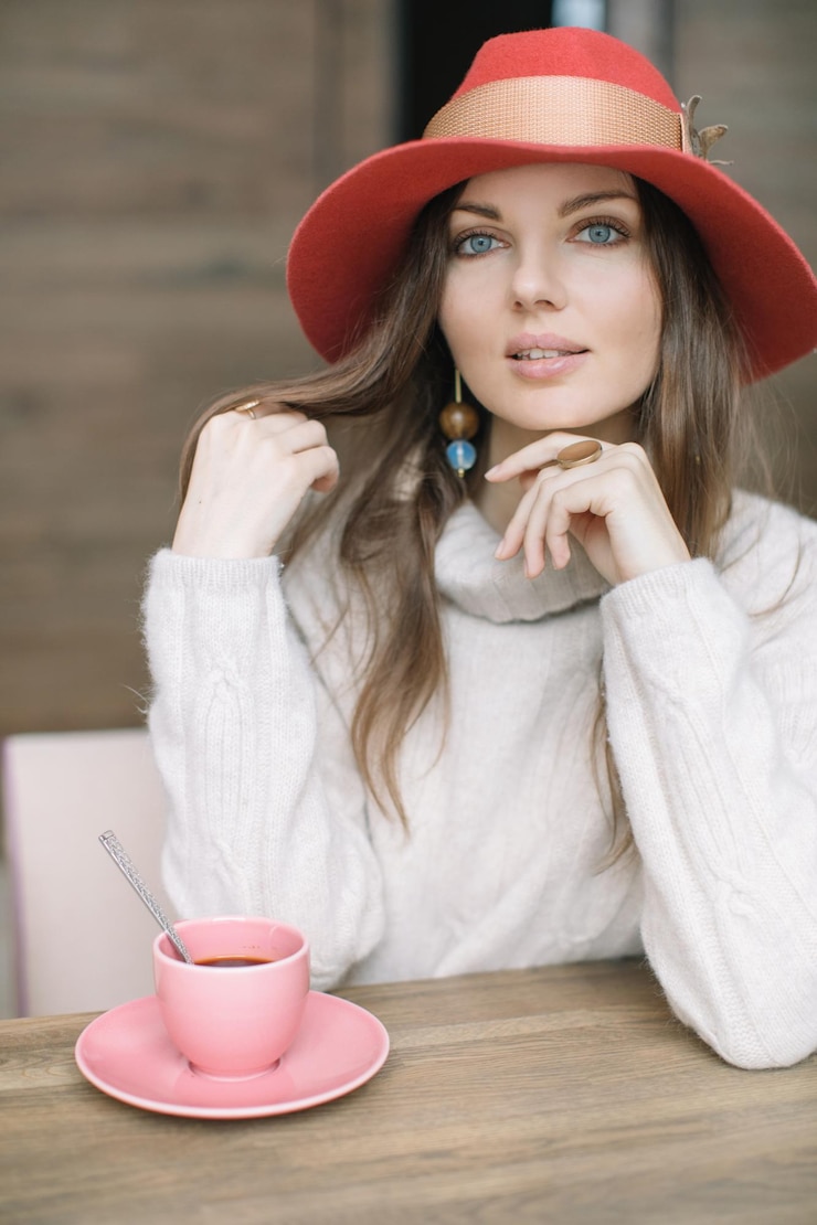 Photo portrait of woman having coffee at table