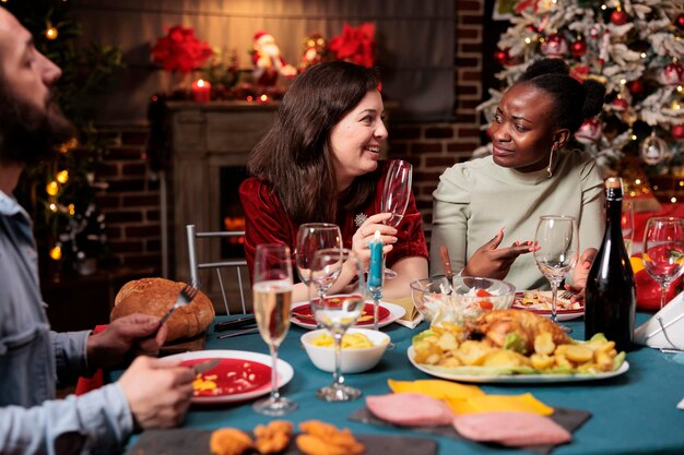 Photo portrait of woman having food at restaurant