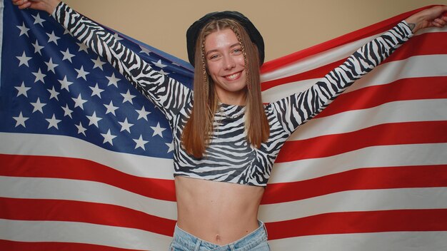 Photo portrait of woman holding american flag