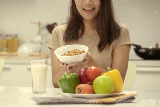 Ritratto di una donna che tiene una ciotola con i cereali