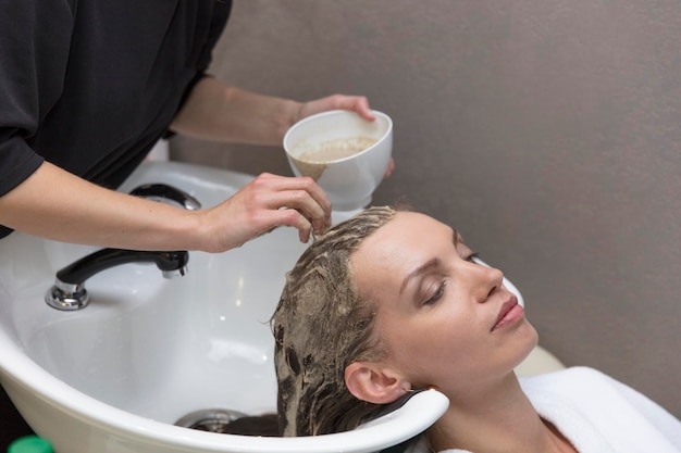 Foto ritratto di una donna con la telecamera in bagno