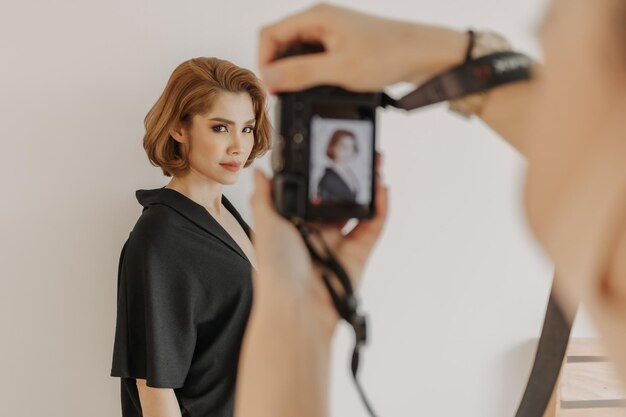 Photo portrait of woman holding camera