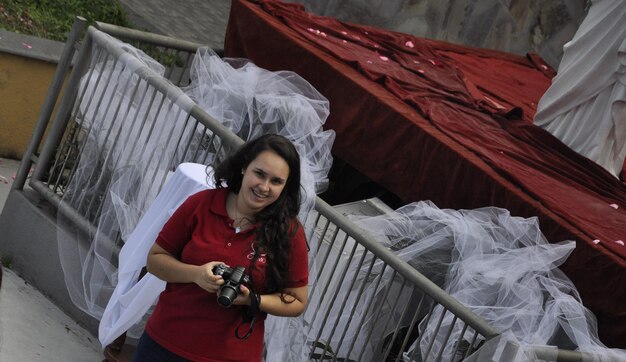 Foto ritratto di una donna con la telecamera in mano