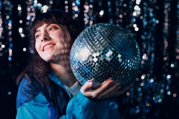 Foto ritratto di una donna che tiene in mano un albero di natale