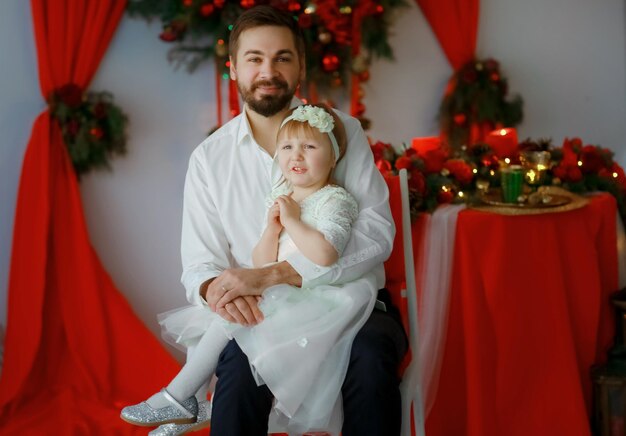 Foto ritratto di una donna con un albero di natale