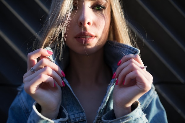 Photo portrait of woman holding collar against wall