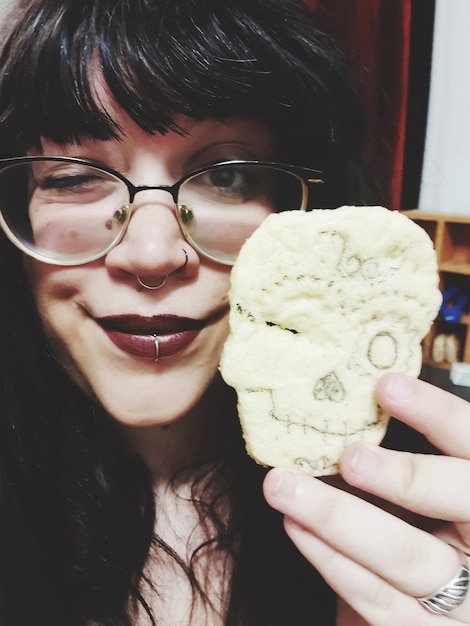 Photo portrait of woman holding cookie