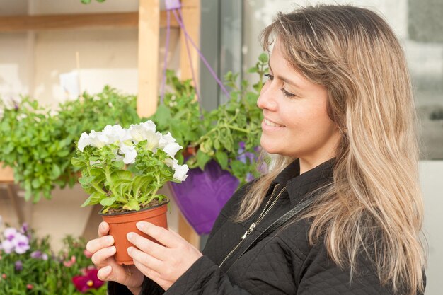 Photo portrait of woman holding flower pot