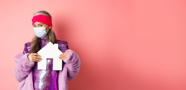 Photo portrait of woman holding gift