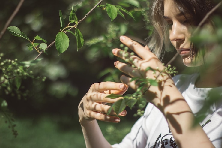 Photo 植物を食べている女の子を抱いている女性の肖像画