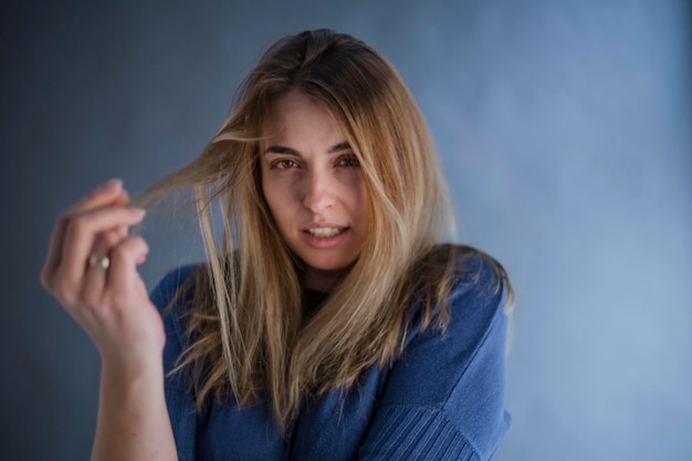 Photo portrait of woman holding hair