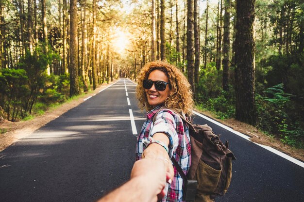 Photo portrait of woman holding hands on road in forest