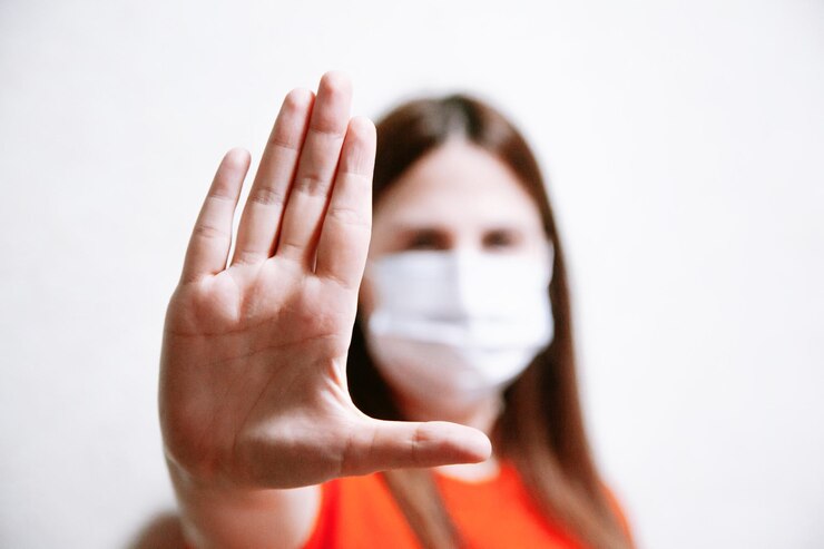 Photo portrait of woman holding hands over white background