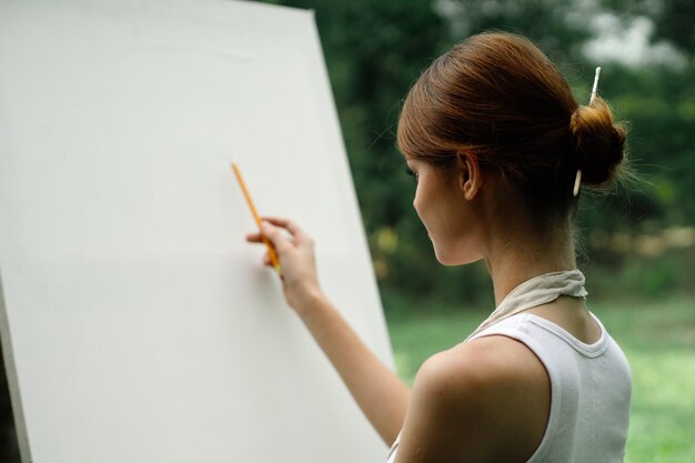 Photo portrait of woman holding hands