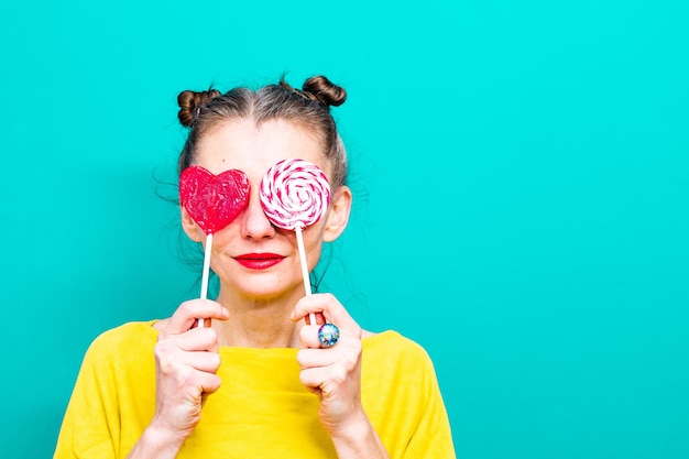 Photo portrait of a woman holding ice cream against blue background