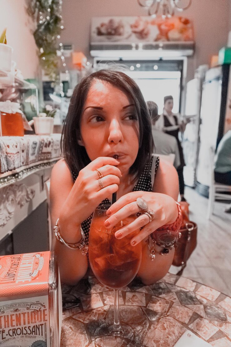 Photo portrait of woman holding ice cream in restaurant
