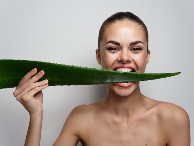 Photo portrait of a woman holding ice cream over white background