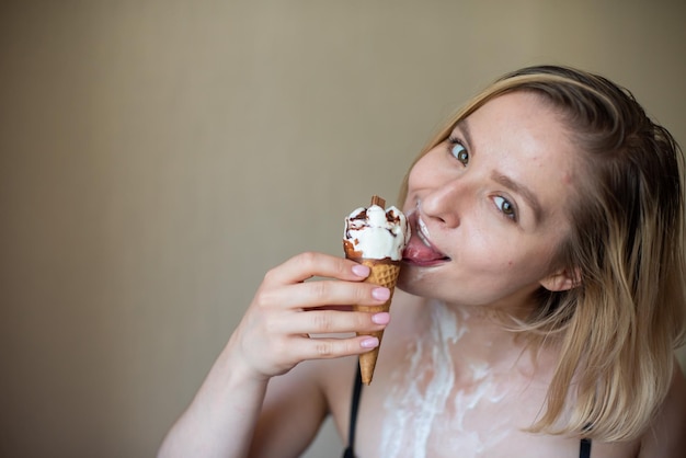 Photo portrait of woman holding ice cream