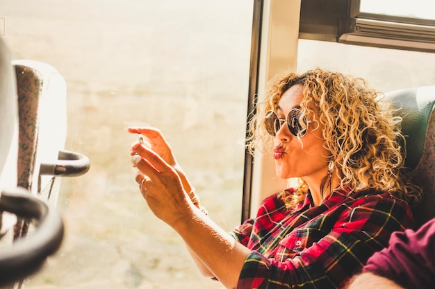 Photo portrait of woman holding mobile phone