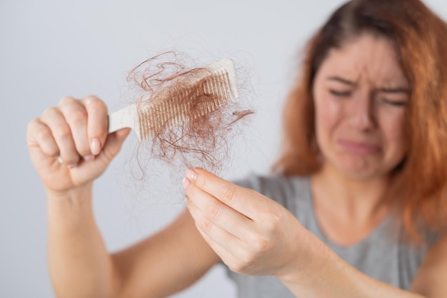 Foto ritratto di una donna che tiene la carta all'aperto