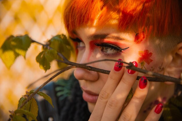 Foto ritratto di una donna che tiene una pianta