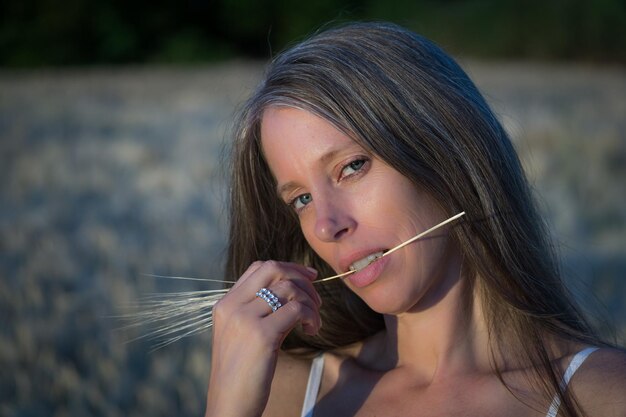 Photo portrait of woman holding plant