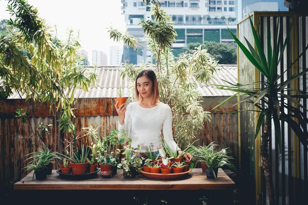 Photo portrait of woman holding potted plant