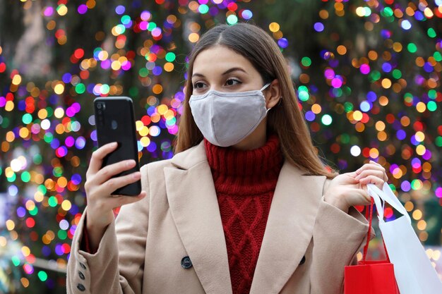 Photo portrait of woman holding smart phone