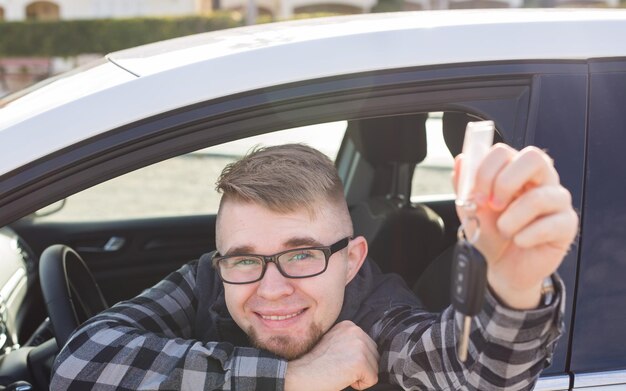 Photo portrait of woman holding steering wheel in car