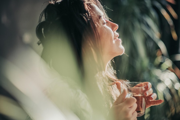 Photo 水を握っている女性の肖像画
