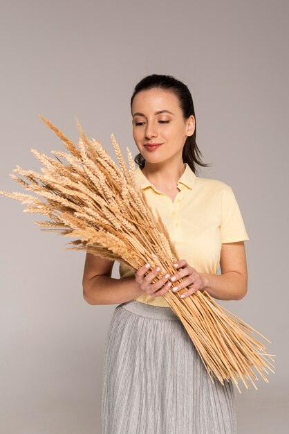 Photo portrait woman holding wheat