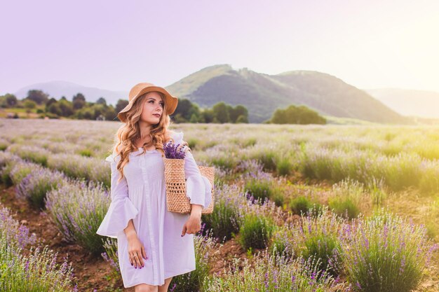 Ritratto di donna è in piedi tra le piantagioni di lavanda