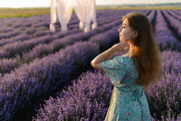 Photo portrait of a woman in a lavender field